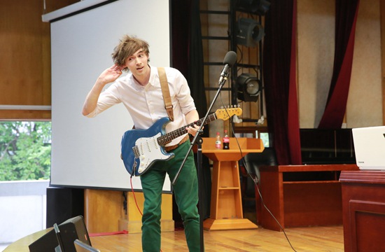 Thopmson老师与同学们互动