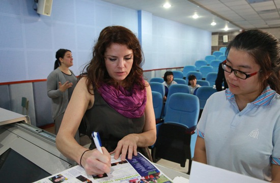 招生官在见面会结束后与课程中心学子交流 