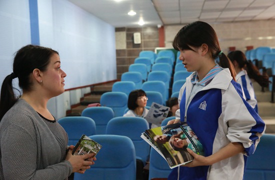 招生官在见面会结束后与课程中心学子交流 