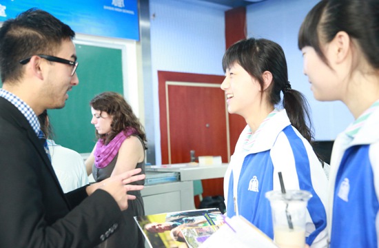 招生官在见面会结束后与课程中心学子交流 