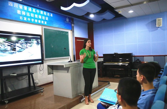 招生官向同学们描述学校环境