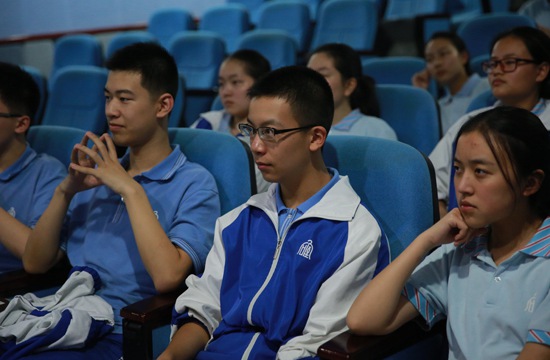 同学们认真听取学校信息