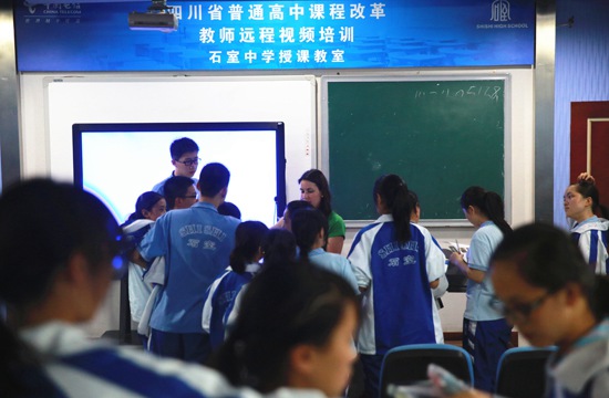 课程中心学子见面会后踊跃提问