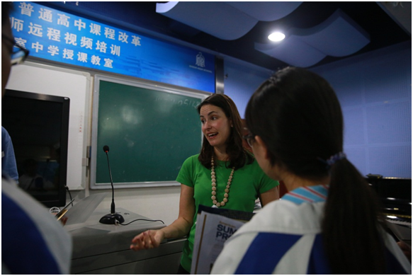 招生官耐心回答同学们的问题 