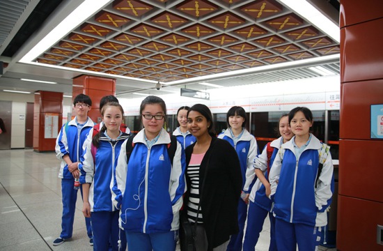 同学们和Ajina老师乘地铁出发