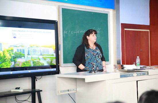 招生官Dayna介绍学校概况