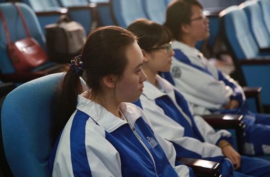 课程中心学子认真聆听 