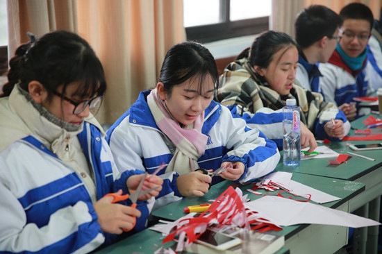 同学们认真地制作窗花