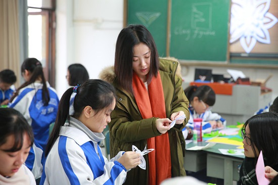 赵老师为同学们讲解窗花制作