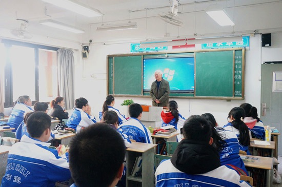 张老先生向同学们问候