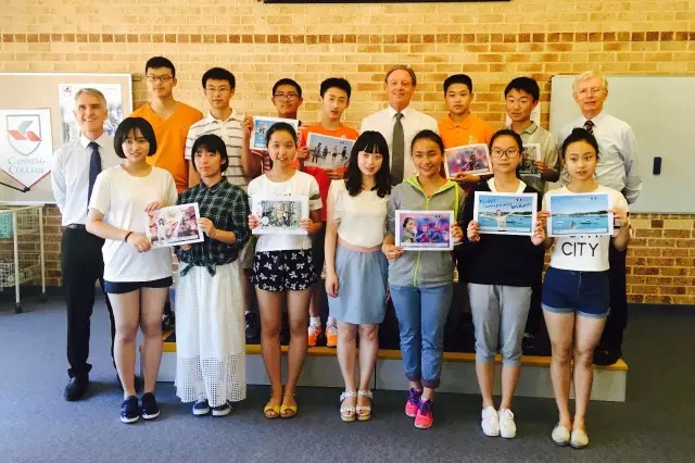 与坎宁高中校长、老师合照-第二排右起第二：唐浩云同学