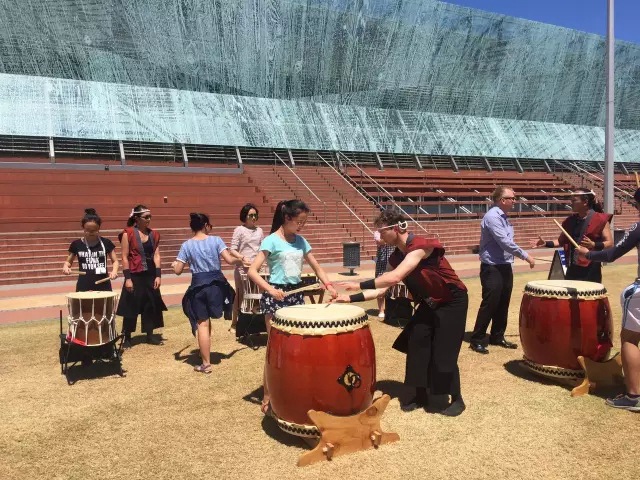 诶迪斯科大学教授向同学们讲解体育科学，同学们参观机器人实验室，偶遇日本留学生向他们学习传统太鼓