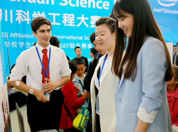 与参赛选手交流互动