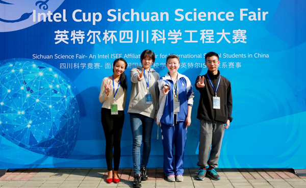 大赛背景版前合影