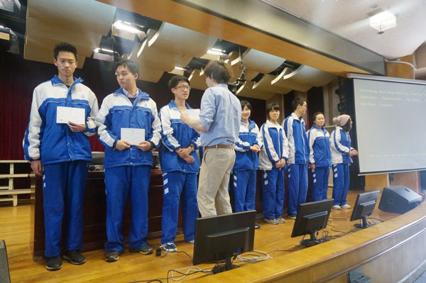 Mr. Thompson为三个年级同学颁发证书