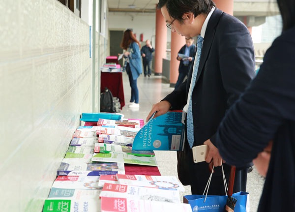 培训室外摆放的CIE教学刊物资料