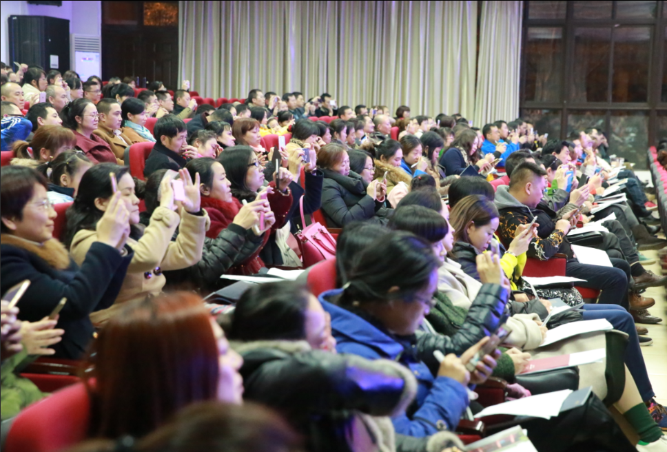 现场家长纷纷用手机拍下讲座PPT