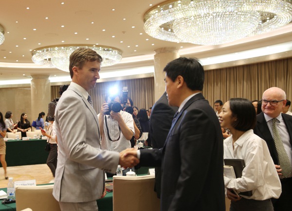 成都市市长罗强先生与Mr.Strugnell亲切交谈